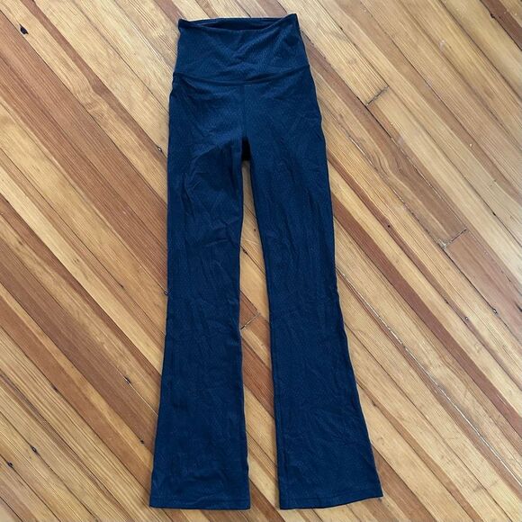 Lululemon Groove Super-High-Rise Flared Pant Nulu in Gradiate Geo Emboss Black S - Picture 2 of 8